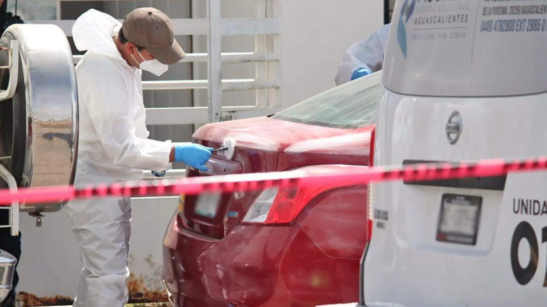 perito del servicio forense toma muestras de un auto